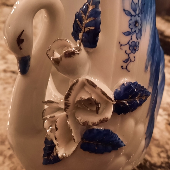 Delftware Style Swan Vase - Picture 5 of 7